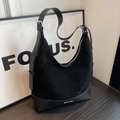 Grand sac à bandoulière hobo noir en daim et cuir lisse avec des détails argentés - Noir