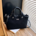 Bolso tote negro mate vintage con diseño acolchado y cierre de giro metálico - Negro