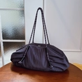 Bolso tote plisado gris púrpura oscuro con asas de cuerda sobre mesa de madera - Morado