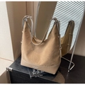 Sac hobo en daim et cuir kaki avec bandoulière réglable au style rétro et minimaliste - Khaki