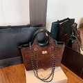 Bolso tote acolchado de ante marrón con asas de cuero negro y cierre metálico plata - Marrón