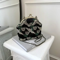 Elegante Vintage-Handtasche aus schwarzem Satin mit Kranich-Stickerei und Metallgriff - Schwarz