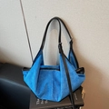 Bolso tote de ante azul con costuras irregulares y correas de piel negra ajustables - Azul
