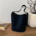 Dettaglio della tracolla in pelle intrecciata e texture scamosciata nera del secchiello - Nero