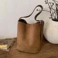 Dettaglio della borsa a secchiello in pelle scamosciata marrone con tracolla intrecciata e fibbia - Marrone