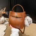Braune Vintage-Beuteltasche mit Metallschloss, Plüschhasen-Anhänger und Schultergurt - Braun mit Anhänger
