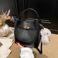 Schwarze Lackleder-Beuteltasche mit Goldverschluss und grauem Plüsch-Anhänger - Schwarz mit Anhänger