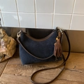 Sac baguette en daim bleu marine avec finitions en cuir marron et détails à franges - Bleu Crépuscule