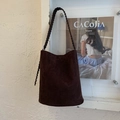Dettaglio della tracolla intrecciata a mano su una borsa tote in pelle scamosciata - Marrone