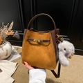 Braune Wildleder-Eimertasche für Damen mit dunklem Ledergriff und Plüsch-Hasen-Anhänger - Wildleder Braun Mit Anhänger