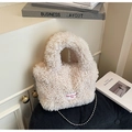 Dettaglio della borsa a secchiello in peluche beige con texture in lana e catena a sfere - Beige