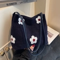 Borsa tote in pile blu scuro con motivi a fiori bianchi e dettagli rossi autunnali - Stile con Ricamo di Fiori / Blu scuro