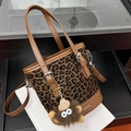 Secchiello leopardato alla moda con finiture in pelle marrone e ciondolo peluche - Marrone (Con Pendaglio)