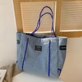 Bolso tote azul claro de borreguillo sintético con asa de cuerda y parche de moda - Azul