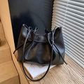 Bolso tote negro minimalista de cuero con textura de lichi y correa delgada de hombro - Negro