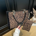 Borsa tote leopardata con bordo in peluche e tracolla a catena dorata in set - Marrone