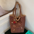 Bolso tote de pana marrón café con ribete de felpa y bordado de perritos - Café con Colgante