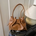 Bolso de hombro marrón de piel sintética con detalles de cordón en un escritorio moderno - Marrón