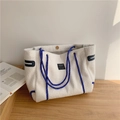 Bolso tote de borreguito blanco con asas de cuerda bicolor y parche de logo negro - Blanco