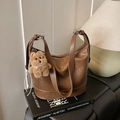 Braune Leder Beuteltasche mit großem Fassungsvermögen und süßem Plüsch Hund Anhänger - Mit Anhänger / Braun