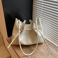 Bolso tote minimalista beige de cuero sintético con textura granulada y cordón - Blanco