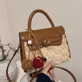 Bolso Kelly de cuero marrón y piel sintética beige con textura de escamas y pompón - Marrón (Con Colgante)