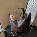 Dunkelbraune Beuteltasche in Lederoptik mit Plüschbär-Anhänger und Modeschriftzug - Mit Anhänger / Braun