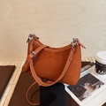 Borsa a secchiello in velluto a coste marrone caramello con finiture in pelle e tracolla - Marrone