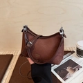Borsa a secchiello marrone in finto camoscio con tracolla regolabile e logo dorato - Marrone