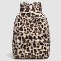Detailansicht des Plüsch-Rucksacks mit Leopardenmuster, weichem Kunstfell und Vordertasche - Gelber Leopard
