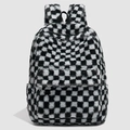 Nahaufnahme des schwarz-weiß karierten Plüschrucksacks mit weichem Kunstfell und Fronttasche - Schwarz & Grau Kariert