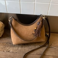 Sac hobo en daim marron avec perles en bois rétro et détails de pompons - Marron