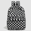 Detail eines weichen schwarz-weißen Plüschrucksacks mit Schachbrettmuster und Reißverschluss - Schwarz-Weiß Kariert