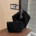 Set borsa tote in pelle scamosciata nera con pochette coordinata e finiture - Nero