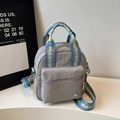 Bolso cuadrado de nylon gris con asa tejida tricolor y correa ajustable deportiva - Gris y Azul