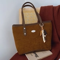 Bolso tote grande de ante marrón oscuro con asas de cuero y borla decorativa de cuentas - Marrón