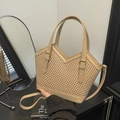 Borsa tote intrecciata beige minimalista con manici in pelle e dettagli in metallo dorato - Cachi