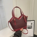 Borsa tote bordeaux minimalista in pelle e tessuto con un elegante design a forma di V - Rosso