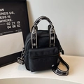 Bolso bandolera versátil de nailon negro con elegante correa ancha estampada en B/N - Negro