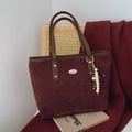 Bolso tote grande de ante burdeos con asas de cuero marrón y colgante de cuentas de madera - Rojo