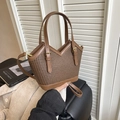 Borsa tote intrecciata marrone con manici in pelle e dettagli in metallo oro regolabili - Marrone