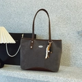 Bolso tote de ante gris con ribete de cuero marrón, gran capacidad y dije de cuentas de madera - Gris