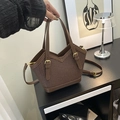 Elegante borsa tote intrecciata marrone con manici in pelle e fibbia dorata da donna - Marrone