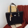 Sac cabas classique en daim noir avec finitions en cuir et pendentif à perles - Noir