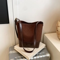 Sac seau marron en daim et cuir avec boucle dorée sur la bandoulière réglable - Marron