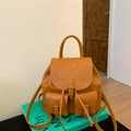 Zaino retrò da donna in ecopelle marrone con fibbie e tasche anteriori esterne - Marrone