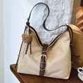 Große Vintage Hobo Tasche aus beigem Wildleder mit braunem Lederriemen und Bär - Beige mit Anhänger
