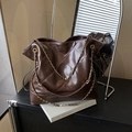Bolso tote acolchado marrón oscuro de piel brillante con cadena dorada - Marrón