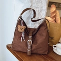 Vintage dunkelbraune Oversize-Shopper aus Wildlederimitat mit Teddybär-Anhänger - Kaffee mit Anhänger