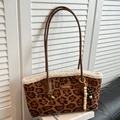 Borsa tote retrò scamosciata leopardata con bordo in peluche e nappa di perline - Stampa leopardata